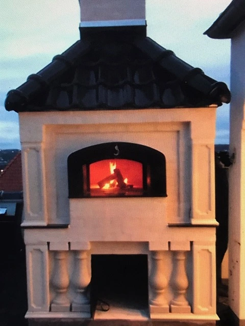 Specialdesignet hvid muret pejs med indkig til flammerne.